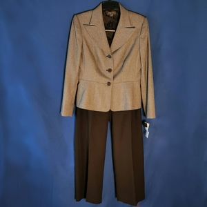 Liz Claiborne Two Piece Pants Suit tailored Jacket With A Three-Button Closure